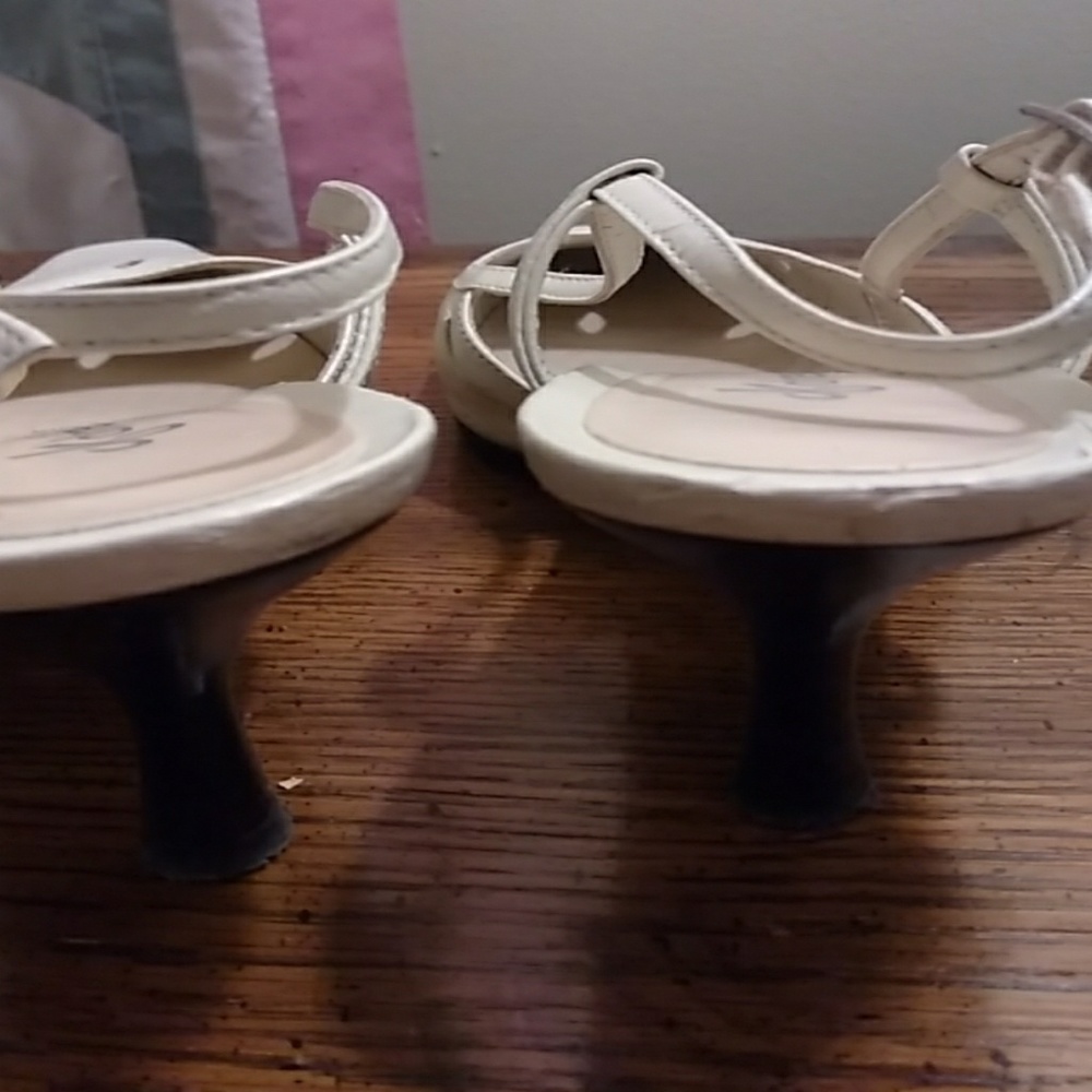 Dress Barn cream leather shoes - Picture 9 of 9